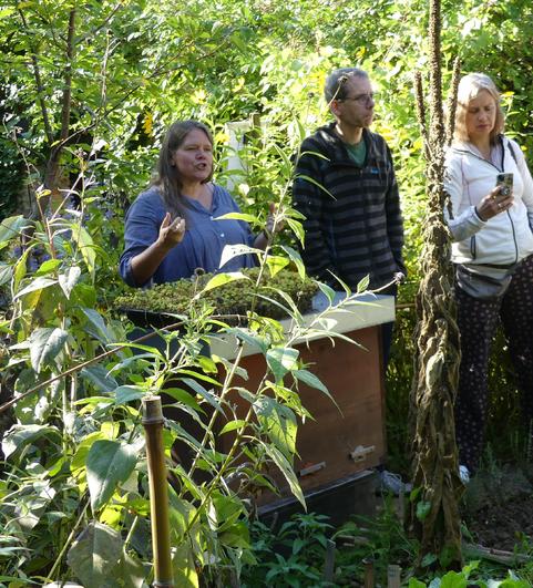 Ute Posenenske f&uuml;hrt durch den ChamissoGarten. (Foto: Mellifera e. V.)