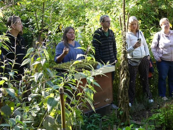Ute Posenenske führt durch den ChamissoGarten.  (Foto: Mellifera e. V.)