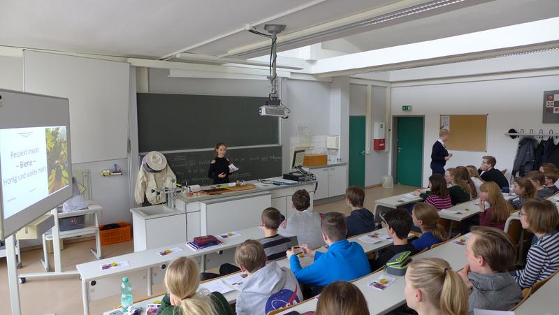 Stella Montag im Klassenzimmer (Foto: Familie Montag)