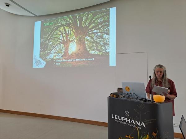 Regina Thomsen sieht den Bienenstock im Mittelpunkt des Geschehens. 