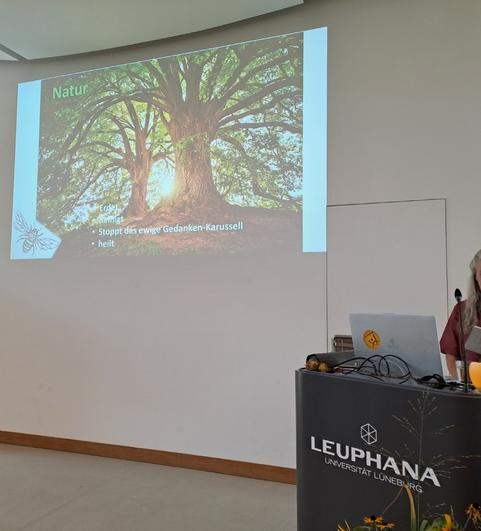 Regina Thomsen sieht den Bienenstock im Mittelpunkt des Geschehens. 