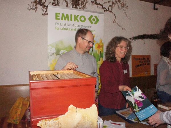 Am Infostand. (Foto: Maria Pollack)
