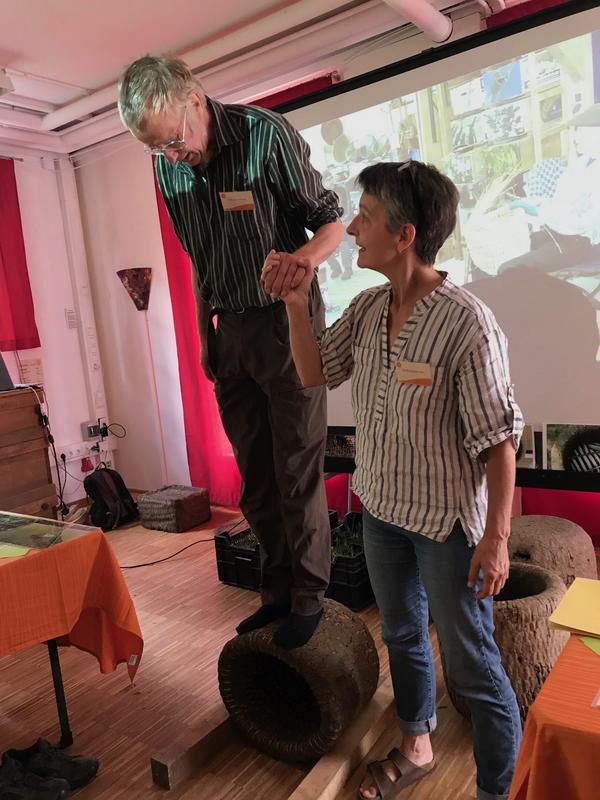 Rob van Hernen demonstriert, was stabile Körbe (ver-)tragen... (Foto: Barbara Leineweber)