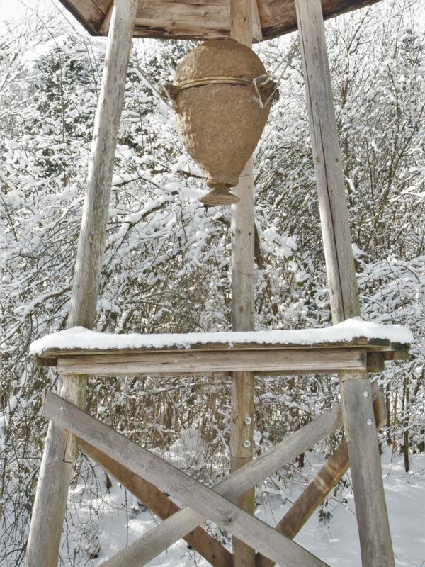 Weißenseifener Hängekorb vor der Imkerei Fischermühle im Schnee. (Foto: Norbert Poeplau)