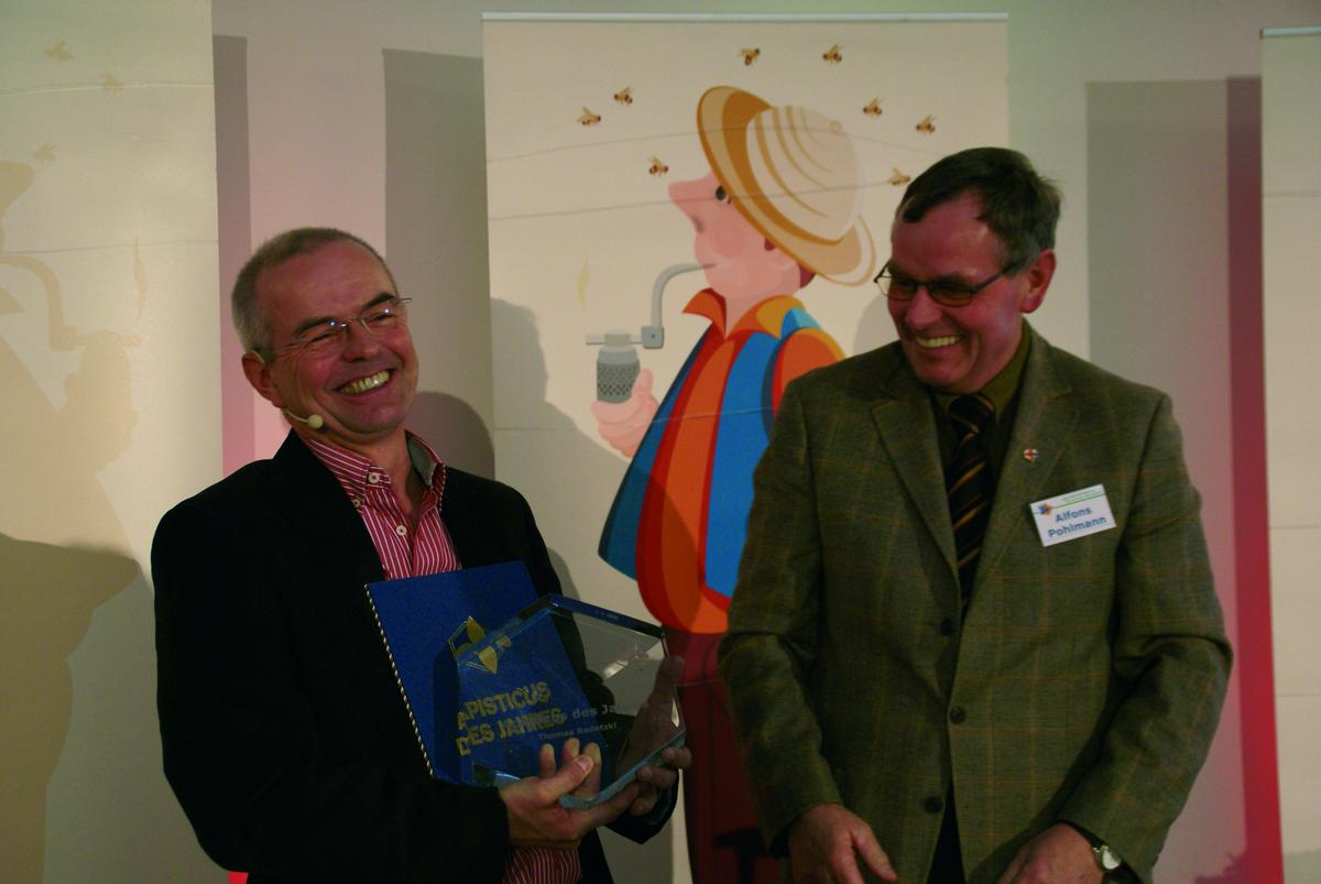 Alfons Pohlmann hat Thomas Radetzki gerade den &ldquo;Apisticus&rdquo; &uuml;berreicht. (Foto: Judit Ringel)