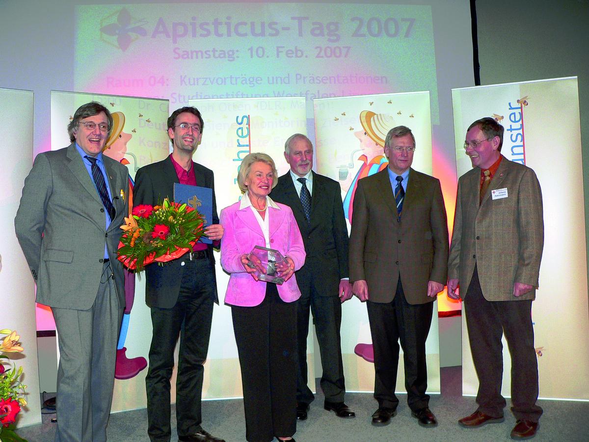 (v.l.n.r.): Dr. Werner M&uuml;hlen, Utto Baumgartner, B&uuml;rgermeisterin Karin Reismann,  Kammerpr&auml;sident Johannes Frizen, Landwirtschaftsminister von NRW Eckhard Uhlenberg und der Vorsitzende von Apis e.V. Alfons Pohlmann. (Foto: Kerstin Neumann)