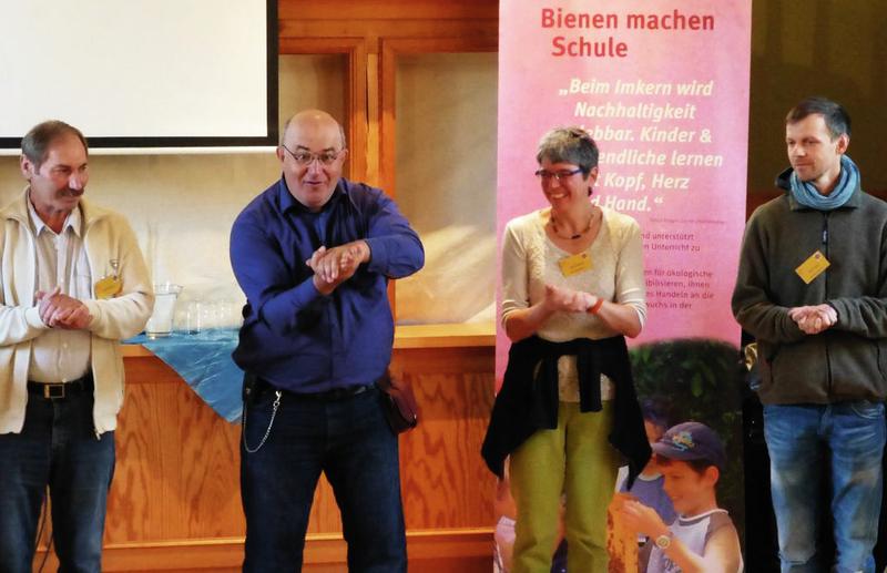 Marco Bindelli (zweiter von links) weckt den ganzen Saal auf mit Klatschen, Singen, Summen. (Foto: Carmen Diessner)