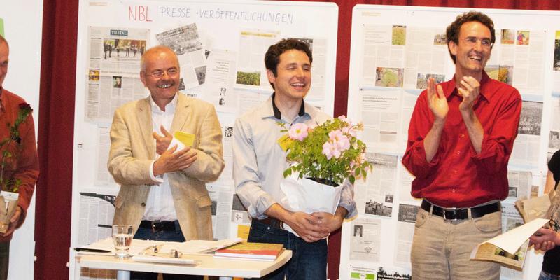 Auch die Blüten kamen auf der Feier nicht zu kurz – Holger Loritz nimmt den Blumengruß der Bodensee Akademie entgegen. 