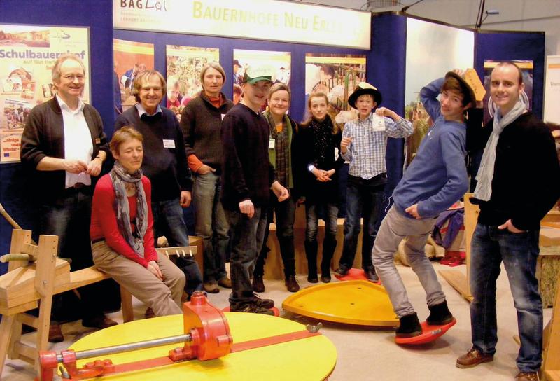 Die Akteure von BagLoB e.V. und &bdquo;Bienen machen Schule&ldquo; am Didacta-Stand: Hans-Joachim Meyer zum Felde, 1. Vors. BagLoB (3. v. l.), B. Str&ouml;ll (4. v. l.), Annette M&uuml;ller-Clemm, Vorstandsmitglied BagLoB (2. v. l.) und die Sch&uuml;ler der &bdquo;Raabe Imker AG&ldquo;. 