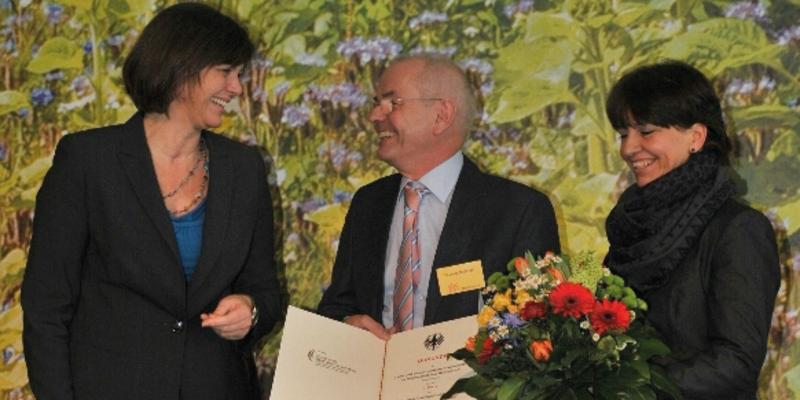 Thomas Radetzki und Marion Völkle nahmen freudestrahlend den Preis für ihre langjährige Arbeit für die Bienen von Landwirtschaftsministerin Aigner entgegen. (Foto: Norbert Poeplau)
