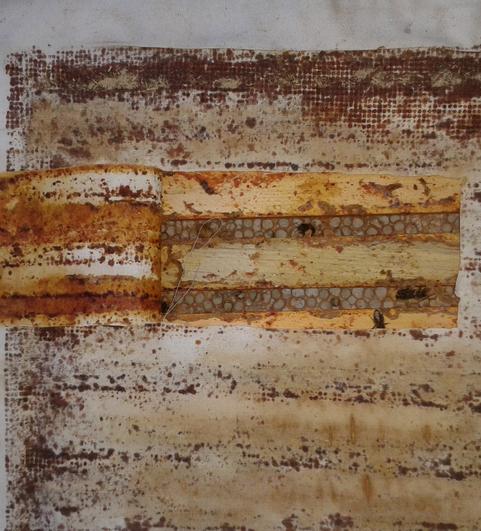 Abdecktuch aufschneiden: 7 x 14 cm an drei Seiten so aufschneiden, dass zwei Wabegassen frei gelegt werden, wo die Bienen sitzen, Abdecktuch umklappen. Nach der F&uuml;tterung kann das Abdecktuch dann weiter verwendet werden. (Foto: Gunnar Weidt)