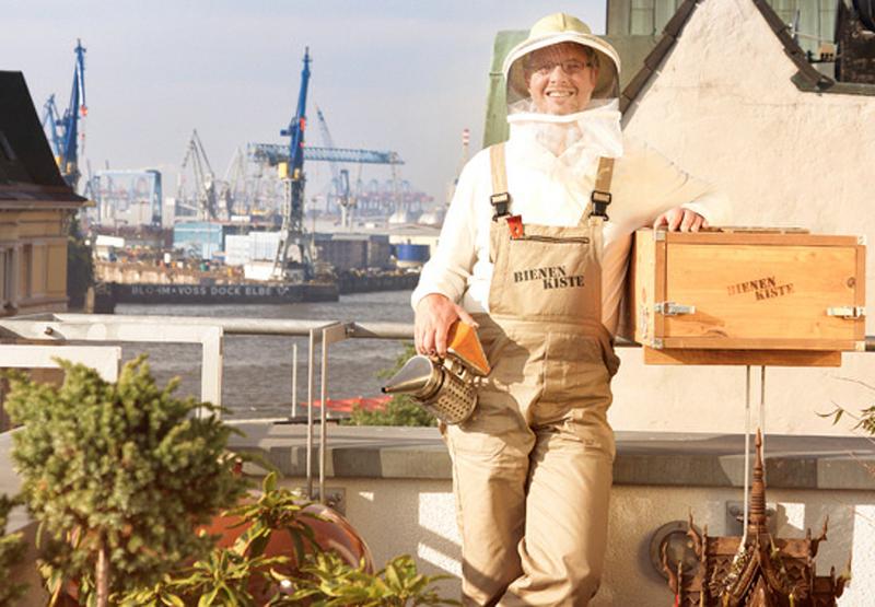 Bienenkiste auf einem Balkon am Hamburger Hafen: Hamburg summt 