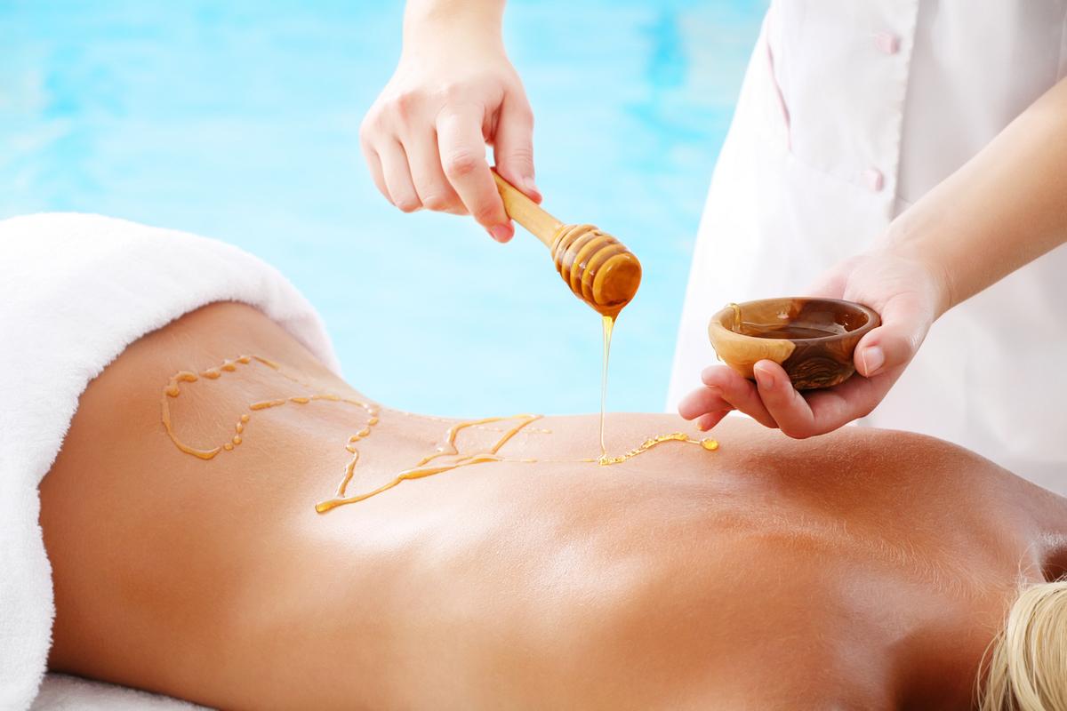 Eine Honigmassage ist nicht nur entspannend, sie st&auml;rkt auch das Immunsystem. (Foto: Fotolia)