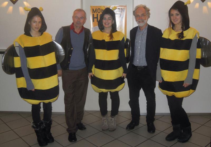 Film-Regisseur Markus Imhoof (r.) und Mellifera-Vorstand Thomas Radetzki (l.) umrahmt von freundlichen Bienen. (Foto: Sabine Armbruster)