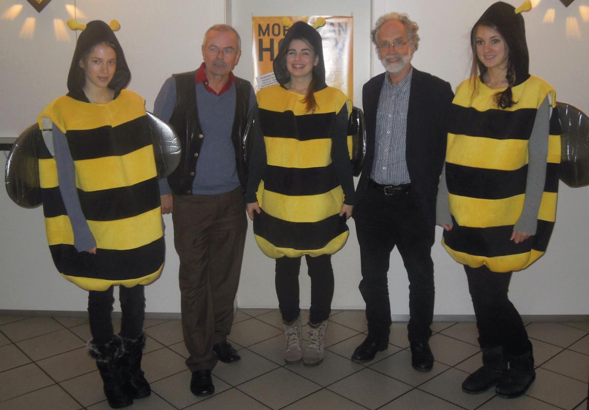 Film-Regisseur Markus Imhoof (r.) und Mellifera-Vorstand Thomas Radetzki (l.) umrahmt von freundlichen Bienen. (Foto: Sabine Armbruster)