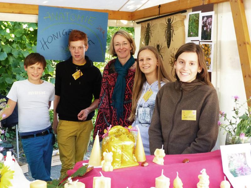 Karin H&ouml;lzlwimmer mit Sch&uuml;lern der Imker AG des Maristen-Gymnasium F&uuml;rstenzell und einem Sch&uuml;ler aus der Freien Waldorfschule Weimar. (Foto: Carmen Diessner)