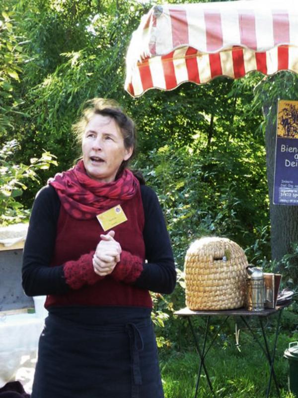 Karen Lau erzählt etwas über ihr Projekt „Sommerbienen“: Wie Kinder mit einem kleinen Schwarm anfangen und das Volkswachstum (Naturbau) selbstständig über die Sommermonate begleiten. 