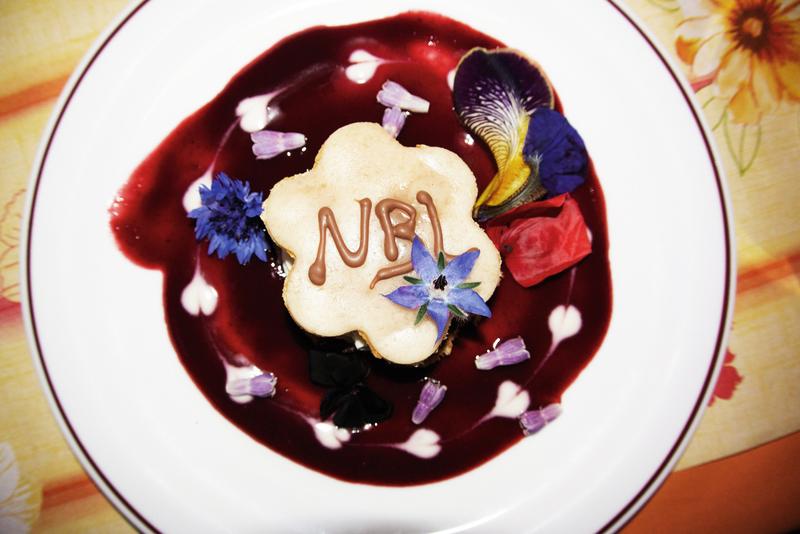 Impression vom Festschmaus der 10 Jahresfeier – das blütengeschmückte Dessert 