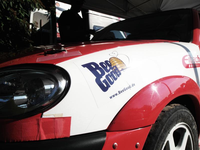 Werbung f&uuml;r BeeGood auf den Rallyefahrzeug. (Foto: Uhlmann Rallyesport)